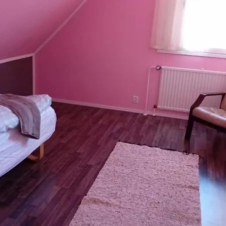 Four Bedroom House Near בית נופש